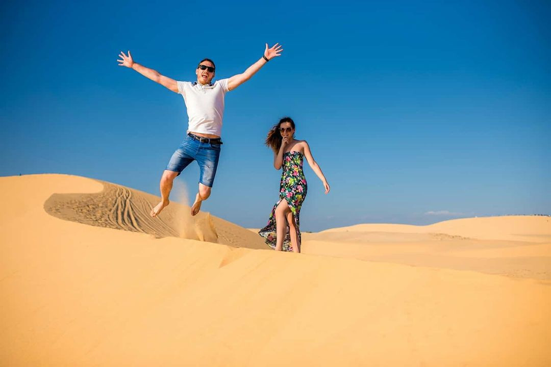 Bãi biển Mũi Né xanh ngắt dưới nắng hè