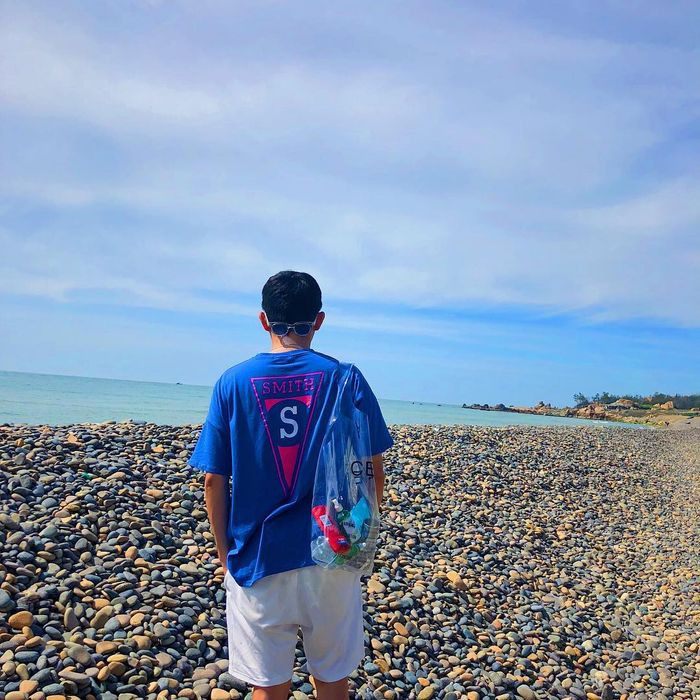 Bãi đá bảy màu với những viên đá đa sắc tại Biển Cổ Thạch