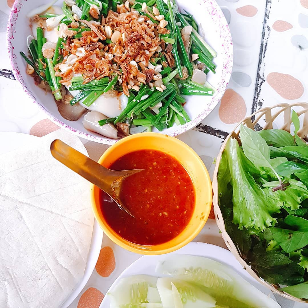 Bàn ăn đầy đặn món cá lồi xối mỡ cuốn bánh tráng và các món ăn ngon khác tại Phan Thiết