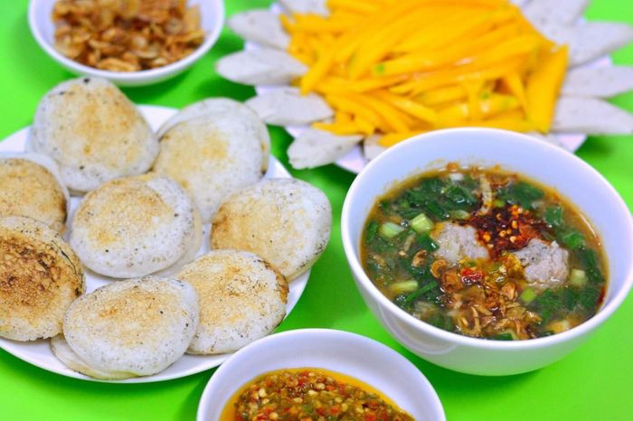 Bánh căn nóng hổi đặc trưng của ẩm thực Bình Thuận