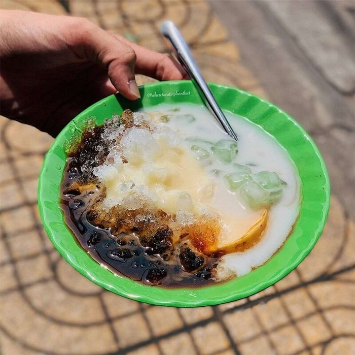 Bánh flan Phan Thiết ăn kèm bánh lọt và nước cốt dừa