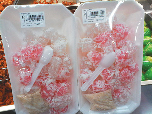 Bánh Hòn Phan Thiết được bày bán tại siêu thị, món ăn vặt hấp dẫn đặc trưng vùng biển.