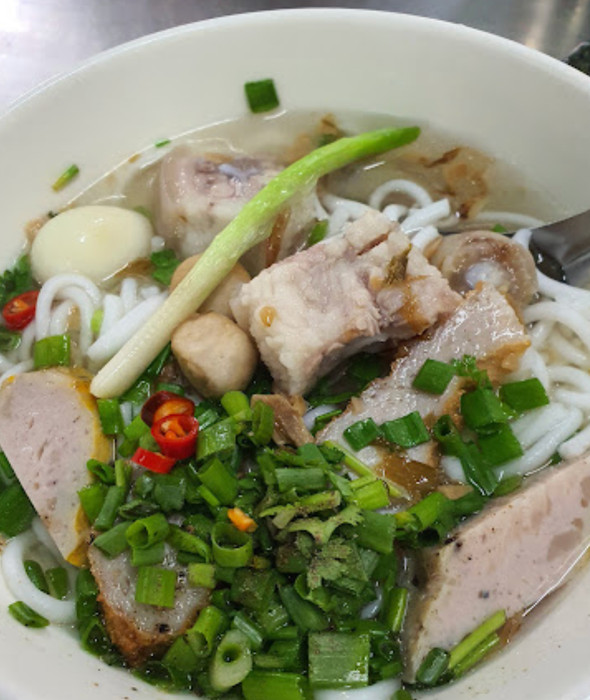 Bánh mì chấm nước lèo, món ăn kèm quen thuộc với bánh canh Phan Thiết tại Quán Gái