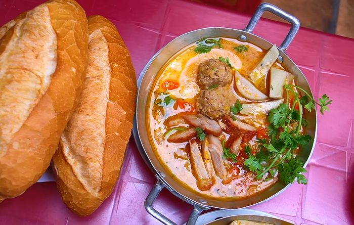 Bánh mì chảo đầy đặn tại Quán Bà Hồng Phan Thiết