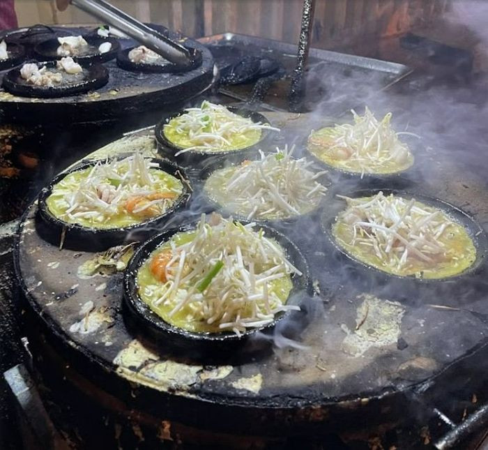 Bánh xèo đầy đặn nhân hải sản tại quán Dì Ba Phan Thiết