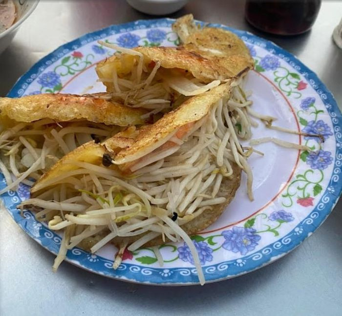 Bánh xèo nhân hải sản giòn tại quán Dì Mười Phan Thiết