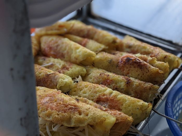 Bánh xèo vỏ mỏng giòn tại quán 32 Nguyễn Văn Trỗi