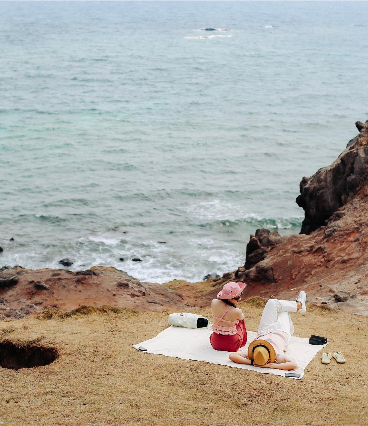 Bầu trời xanh ngắt và bãi biển cát trắng tuyệt đẹp tại đảo Phú Quý vào mùa khô