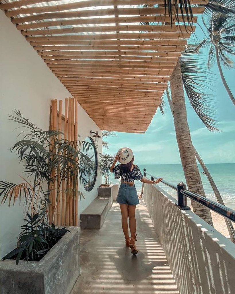 Bể bơi và khung cảnh tuyệt đẹp tại Meraki Oasis khi đi du lịch Mũi Né 2 ngày 2 đêm