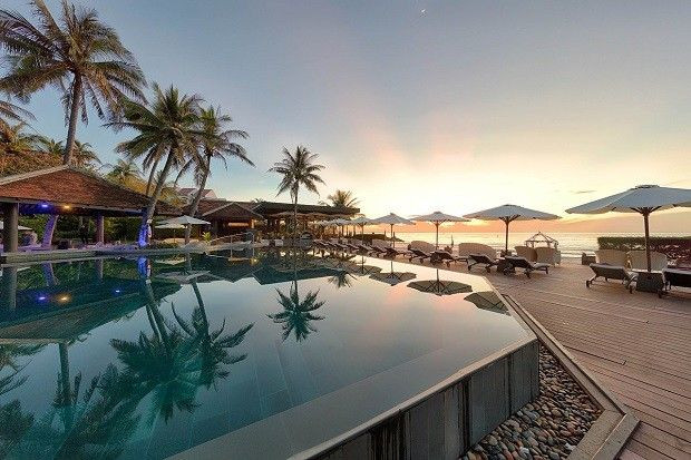 Bể bơi vô cực hướng biển tại Anantara Mui Ne Resort
