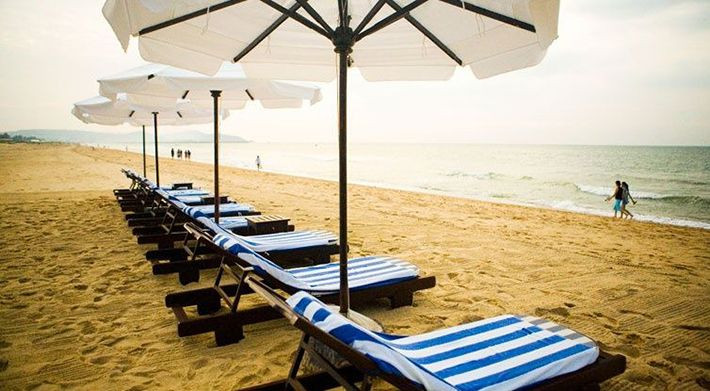 Bờ cát dài và sóng biển êm đềm tại bãi biển riêng của Ocean Dunes Resort