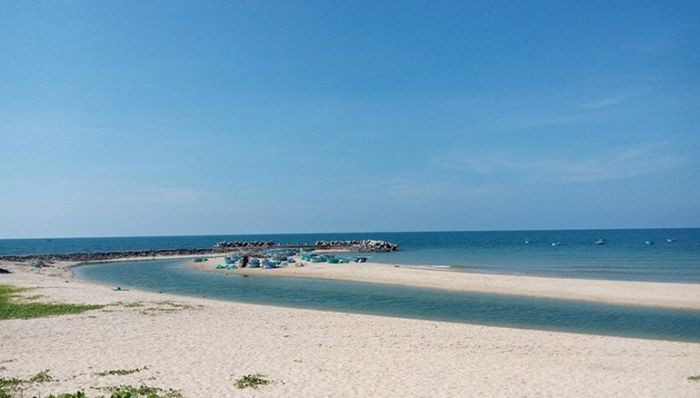 Bờ cát mịn và nước biển êm đềm lý tưởng để tắm tại Bãi đá Ông Địa