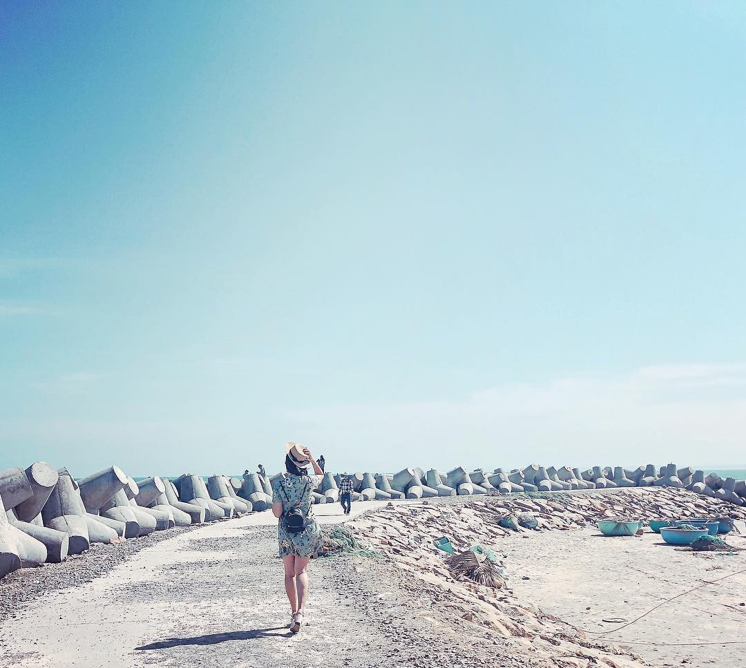 Bờ kè chắn sóng kiên cố tại Bãi đá ông địa Phan Thiết