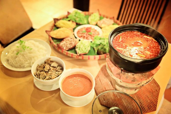 Các loại rau sống và củ quả tươi dùng kèm lẩu thả Phan Thiết