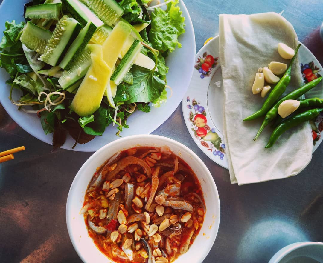 Cách cuốn gỏi cá Phan Thiết với bánh tráng và các loại rau