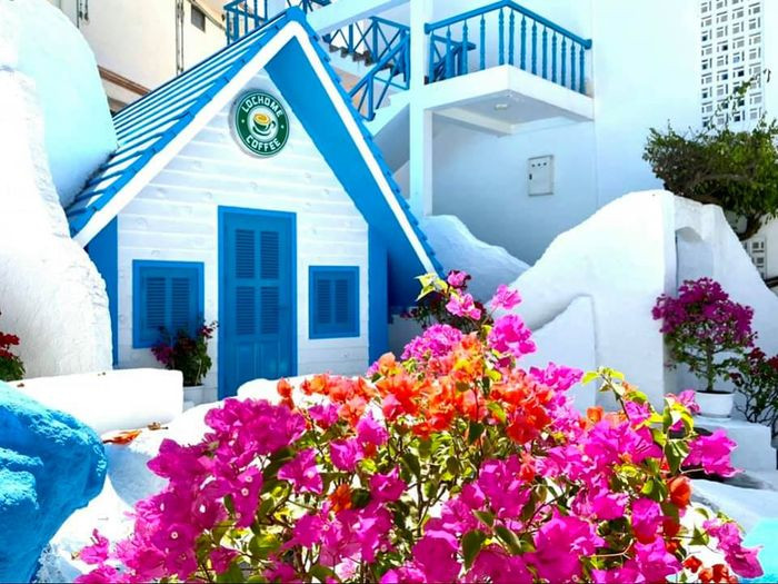 Cận cảnh bàn cafe được trang trí hoa giấy tại Lochome Coffee Mũi Né