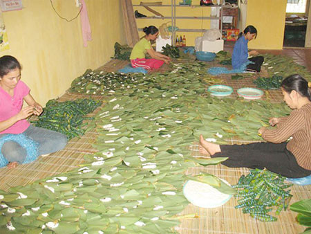 Cận cảnh công đoạn gói bánh tẻ răng bừa truyền thống tại làng Phụng Công