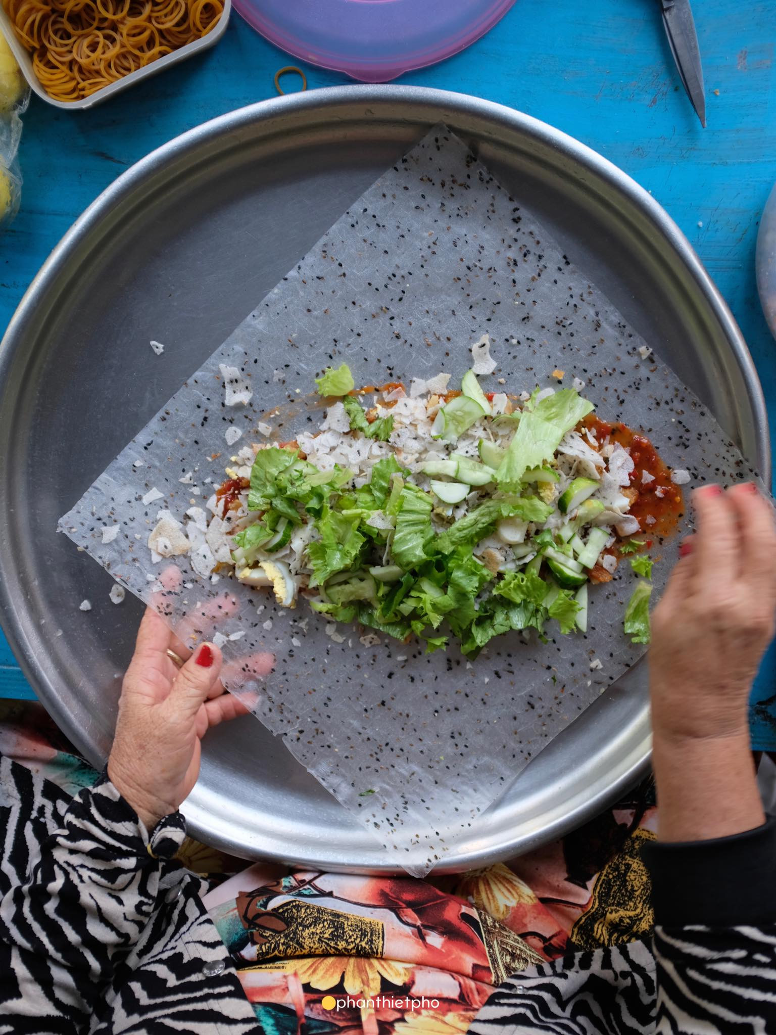 Cận cảnh nhân đầy đặn bên trong cuốn bánh tráng mắm ruốc Mũi Né