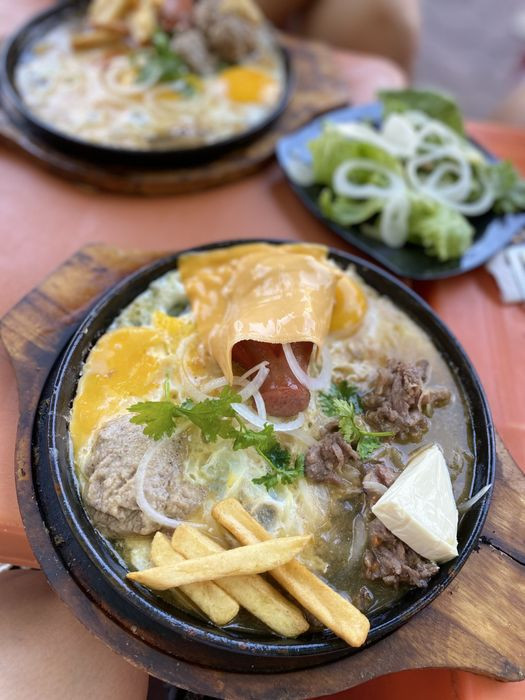 Cận cảnh suất bánh mì chảo đầy đủ topping