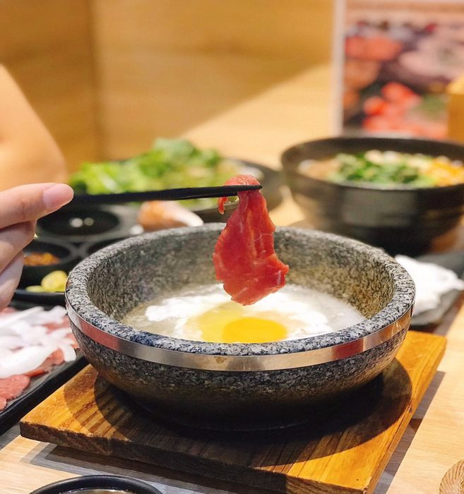 Cận cảnh thịt bò và sợi phở trong tô phở đá tại quán Sơn Lâm