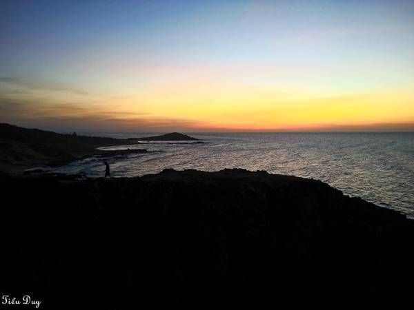 Cảnh bình minh rực rỡ trên Mũi Yến, nhìn từ mỏm đá