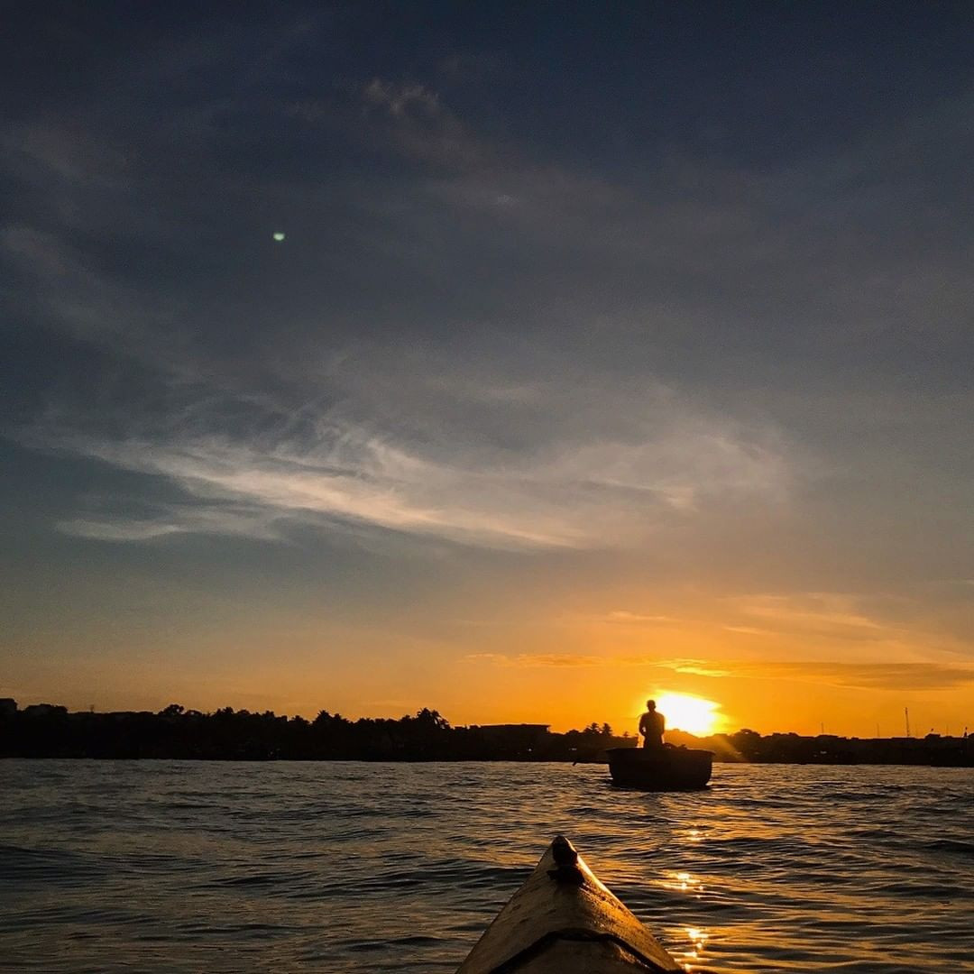 Cảnh hoàng hôn rực rỡ trên biển Mũi Né nhìn từ thuyền Kayak hoặc SUP