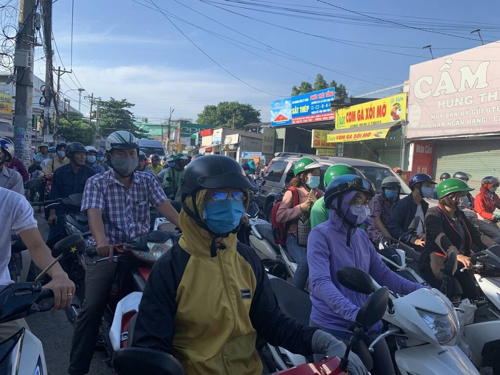 Cảnh kẹt xe thường xuyên trên đường Đỗ Xuân Hợp hiện hữu