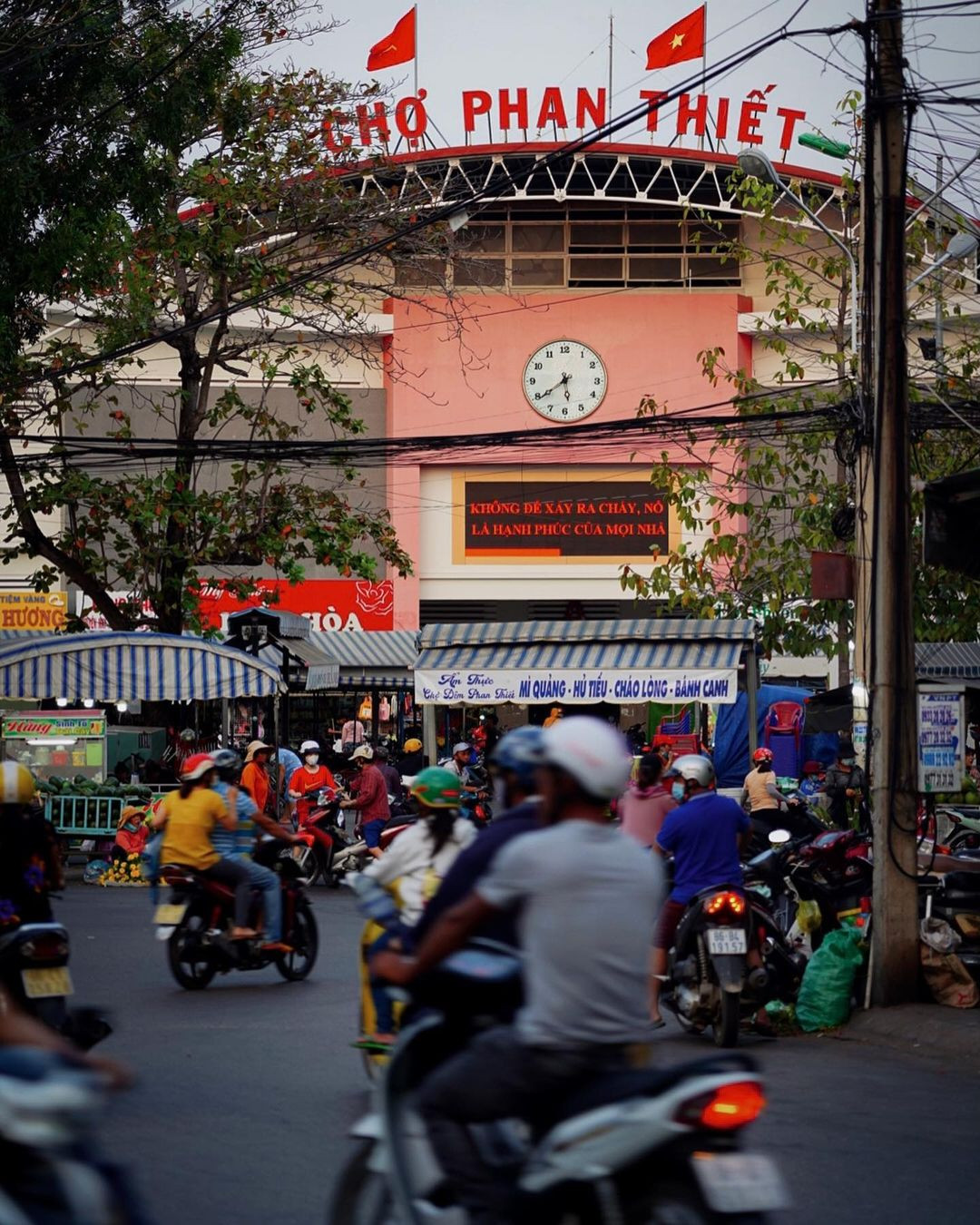 Cảnh mua bán nhộn nhịp tại chợ trung tâm Phan Thiết