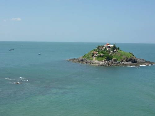 Cảnh quan bờ biển đảo Hòn Bà gần Phan Thiết