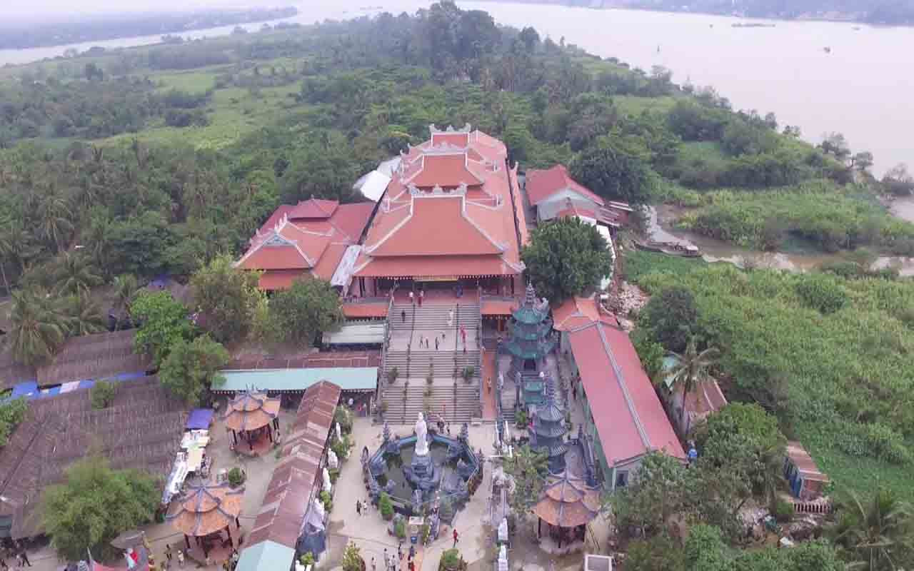Chánh điện Chùa Châu Đốc 3 thanh tịnh giữa sông Đồng Nai, Quận 9