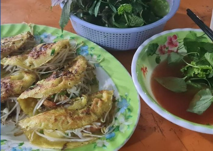 Chảo đổ bánh xèo nóng hổi tại quán Chú Mười ở Phan Thiết
