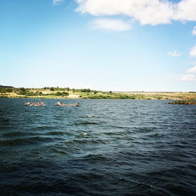 Chèo thuyền ngắm cảnh trên hồ Bàu Sen Mũi Né