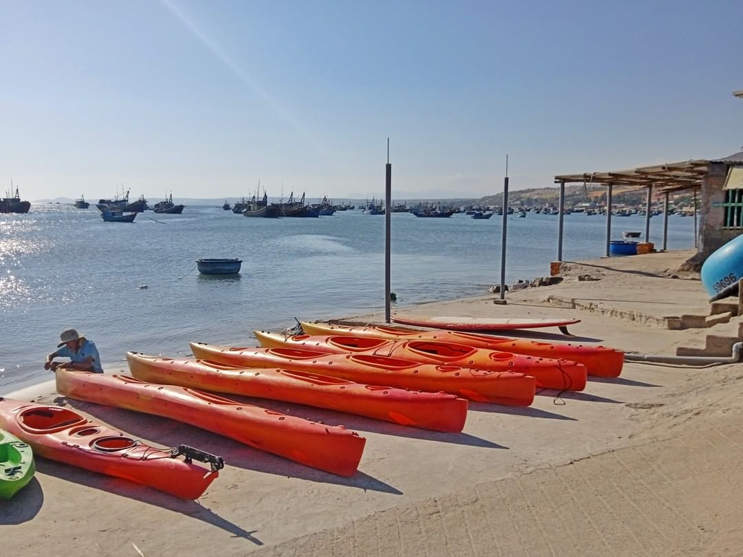 Chiếc thuyền Kayak sẵn sàng cho chuyến đi khám phá biển