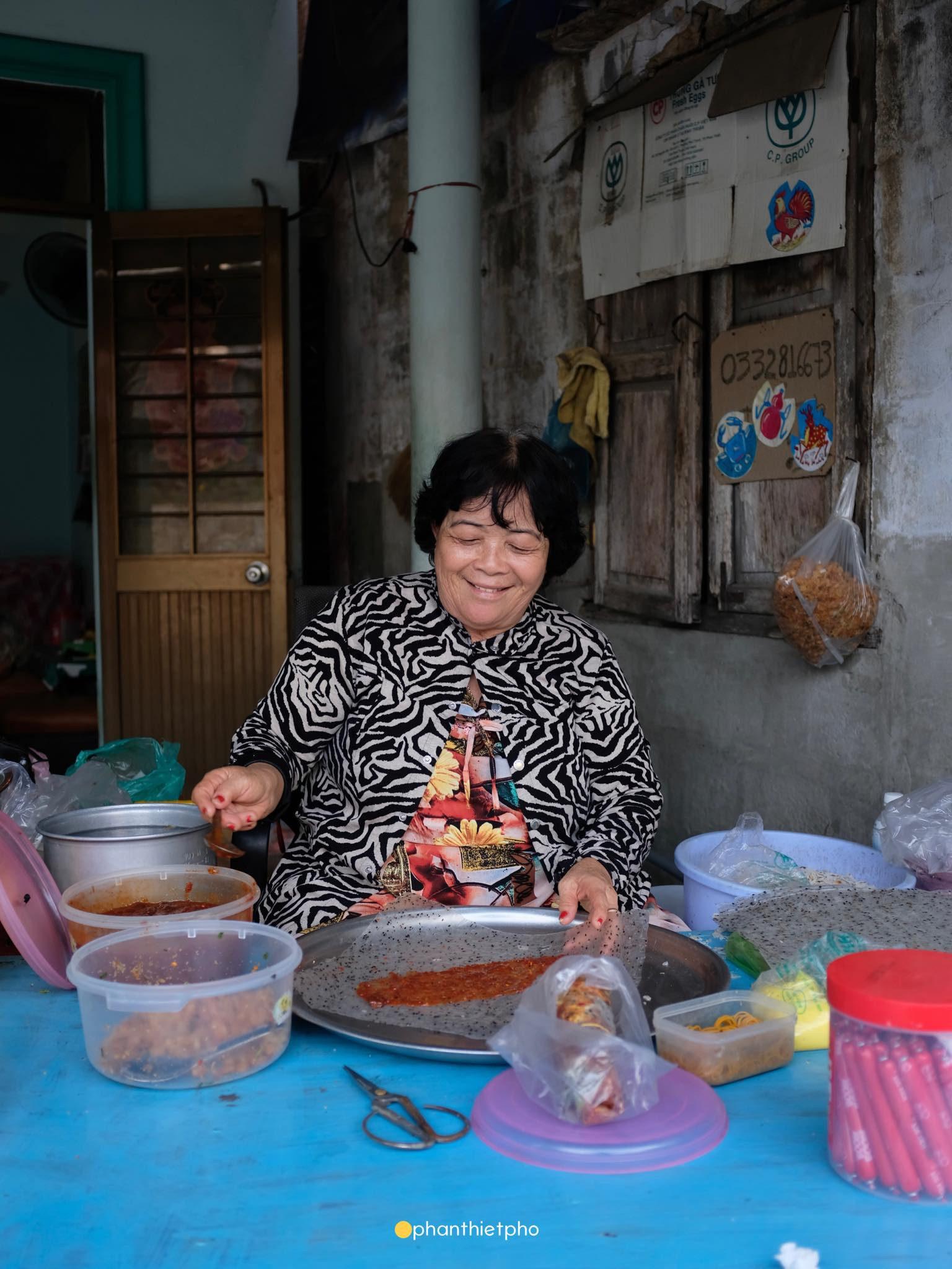 Chủ quán Cô Sang đang chuẩn bị bánh tráng mắm ruốc Mũi Né cho khách