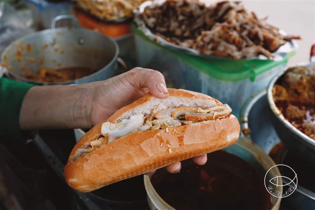 Chuẩn bị nhân xíu mại và topping cho bánh mì đặc sản Phan Thiết