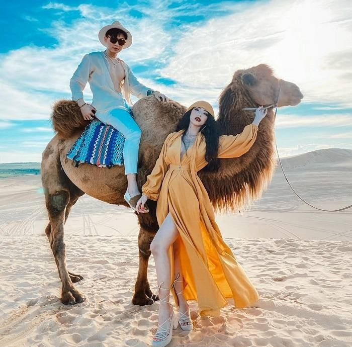 Chụp ảnh kỷ niệm với lạc đà trên đồi cát trắng Bàu Trắng Mũi Né