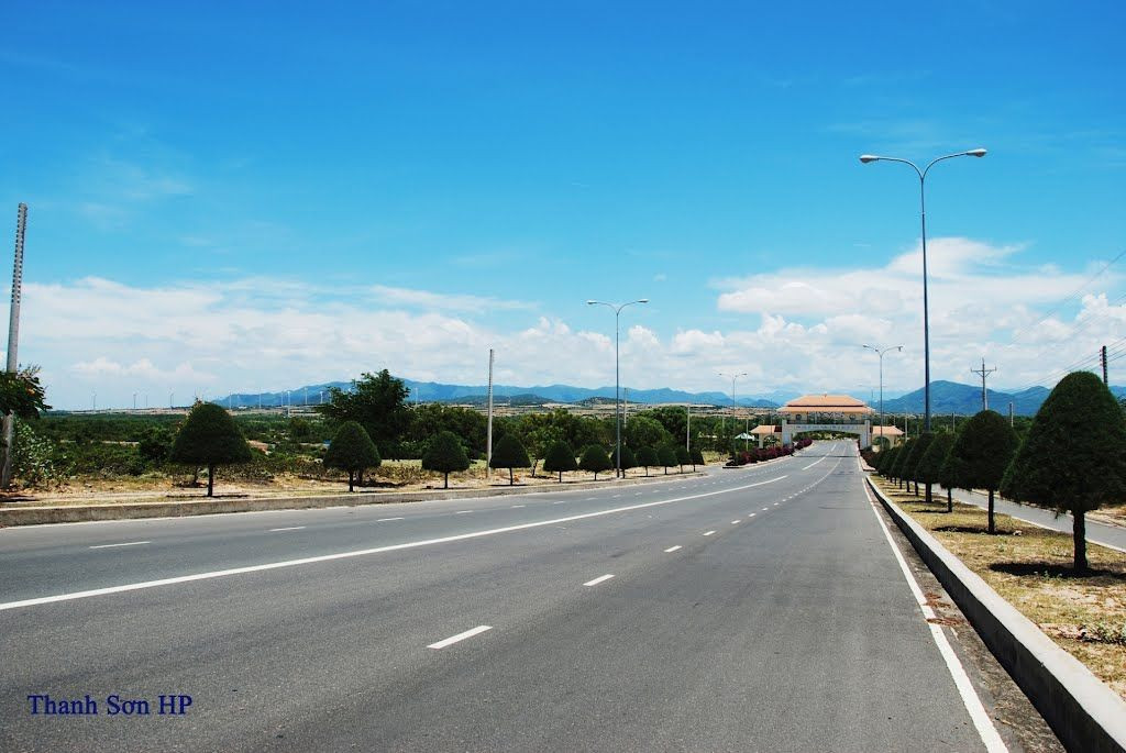 Con đường dẫn vào khu du lịch Cổ Thạch huyền bí