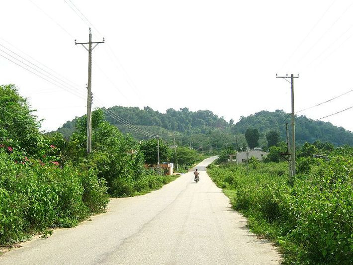 Con đường đất đỏ dẫn vào khu vực Thác Đa Mi, dấu hiệu của hành trình khám phá