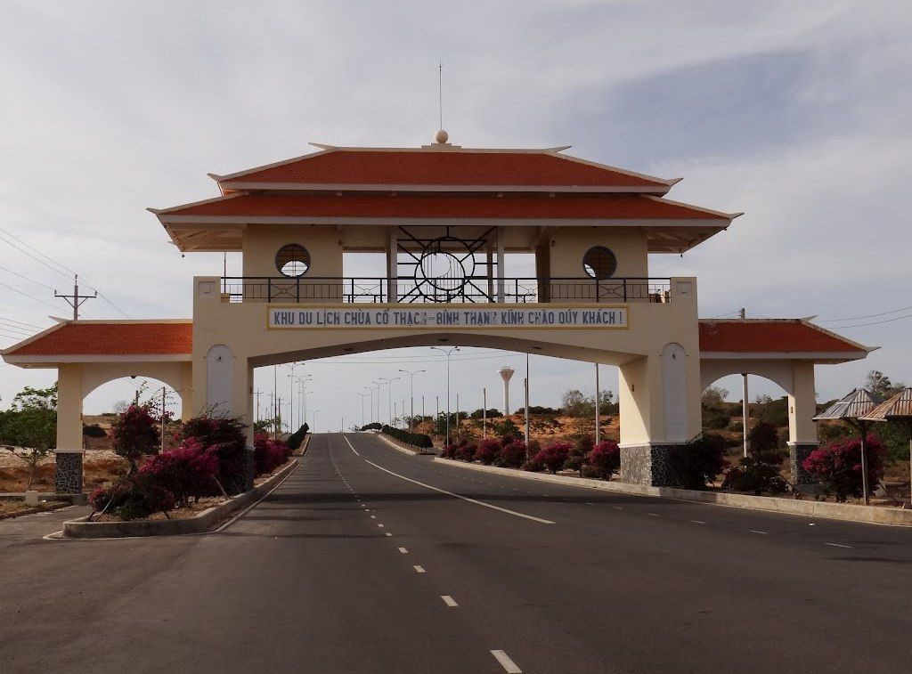 Cổng chào khu du lịch Cổ Thạch, điểm dừng chân lý tưởng