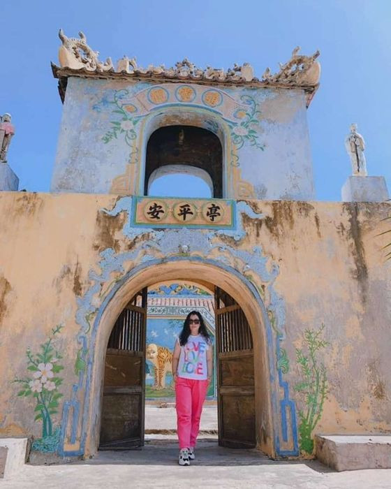 Cổng Tam Quan với họa tiết gốm sứ tinh xảo tại Chùa Cổ Thạch