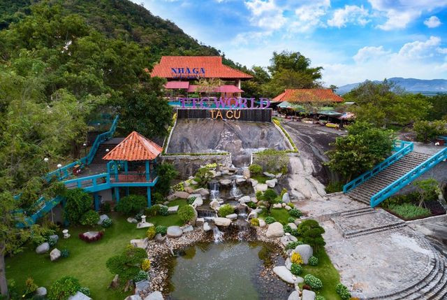 Cổng vào Khu du lịch Tà Cú nổi tiếng gần Azerai Kê Gà Bay