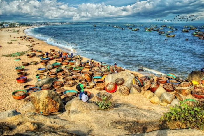 Dạo bộ trên bờ biển cát trắng trải dài của Mũi Né