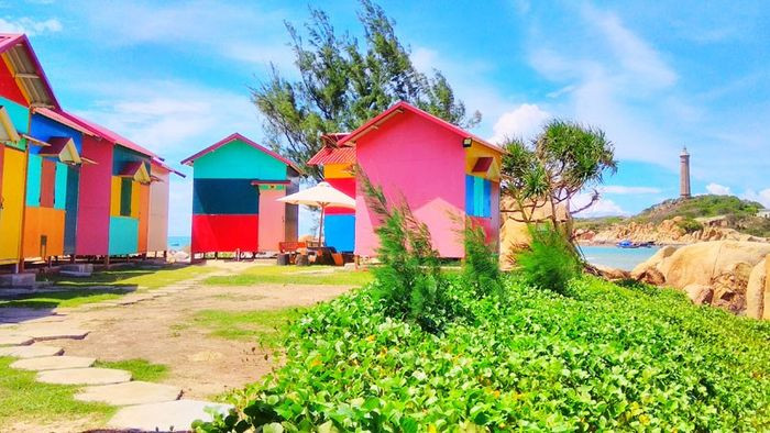 Dãy nhà cầu vồng rực rỡ tại khu du lịch Biển Đá Vàng