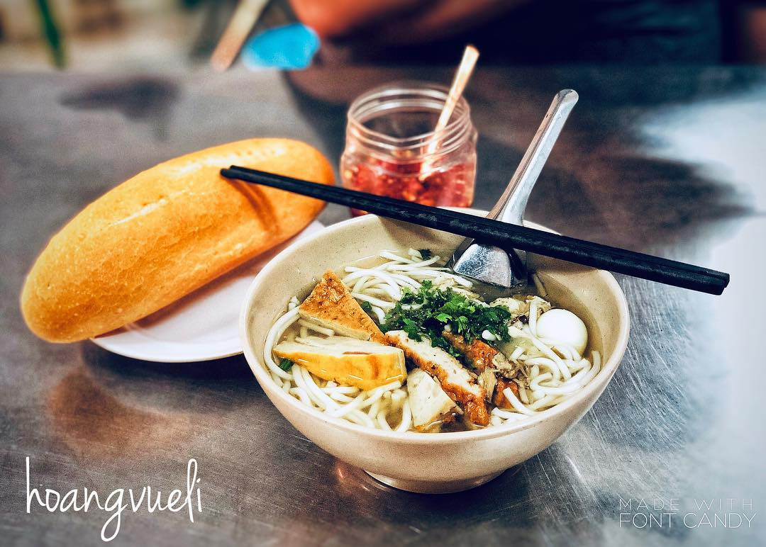 Đĩa bánh canh chả cá Phan Thiết nóng hổi với sợi bánh trắng và chả cá
