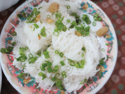 Đĩa bánh hỏi lòng heo đầy đặn với các loại lòng, bánh hỏi và rau sống tươi ngon, đặc sản Phú Long