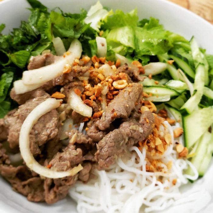 Đĩa bún bò xào đầy màu sắc tại Quán Bún Bò Xào Loan
