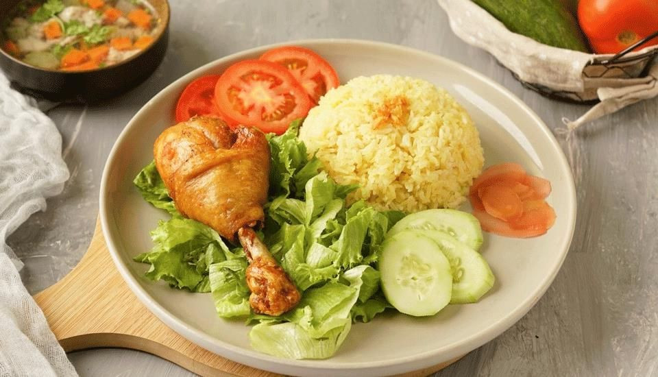 Đĩa cơm gà Tóc Tóc Phan Thiết với miếng đùi gà lớn hấp dẫn