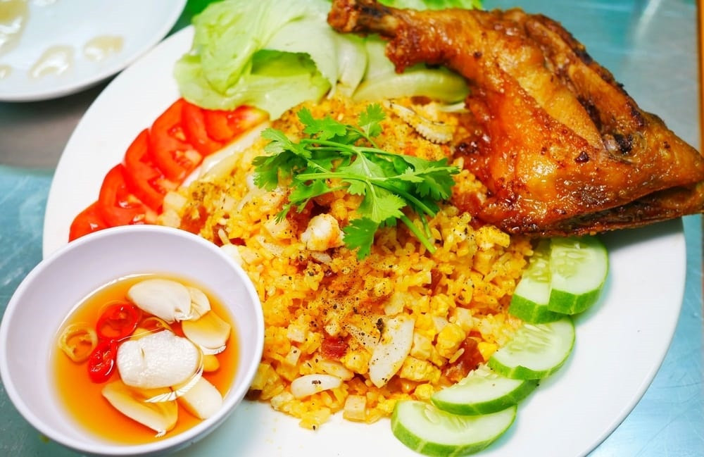 Đĩa cơm gà xối mỡ tại quán Ngọc Anh Phan Thiết với da giòn hấp dẫn