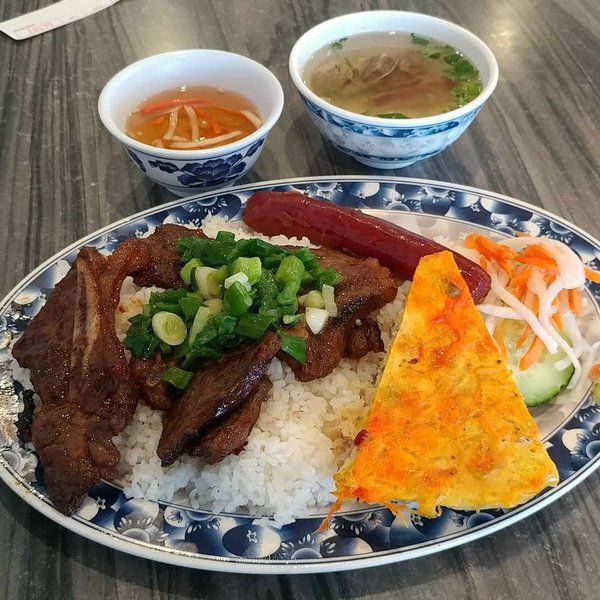 Đĩa cơm tấm sườn bì chả quen thuộc