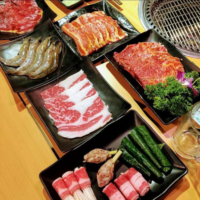 Đĩa thịt bò và các món ăn kèm chuẩn bị cho nướng ngói tại Quán Nướng Ngói Phan Thiết